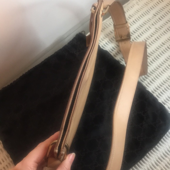 Authentic Gucci leather bag. Beige with gold hardware. - Picture 6 of 17